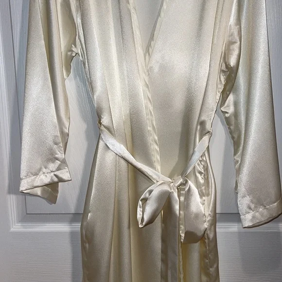 Robe, Valentino, ivory satin (poly) with lace. - Picture 3 of 11